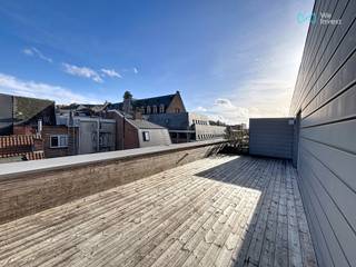 GEMEUBELD<br />Dit lichtrijke, gemeubeld 2-slaapkamerappartement van maar liefst 105 m² netto, aangevuld met een ruim terras van 40 m², bevindt zich op de 4e verdieping en biedt een open en uniek zicht over de Leuvense binnenstad.<br /><br />U komt binnen in een ruime woonkamer die uitgeeft op het terras, een nachthal met 2 slaapkamer, badkamer met bad en een apart toilet.<br /><br />Het appartement beschikt over een praktische kelderberging en een afgesloten fietsenstalling. Daarnaast is er de mogelijkheid om één of twee ondergrondse parkeerplaatsen bij te huren – een absolute meerwaarde in het centrum. (120€ en 110€)<br /><br />Residentie ’t Rood Huys is gelegen op een uitstekende en gegeerde locatie: midden in het bruisende Leuven, op wandelafstand van de historische binnenstad, de Oude Markt, winkels, restaurants en openbaar vervoer. Tegelijk geniet u hier van een oase van rust, dankzij de nabijgelegen Dijle en de groene, verzorgde binnentuin.<br /><br />Een ideale woonst voor wie comfort, ruimte en een centrale ligging wil combineren met rust en uitzicht.<br /><br />Lasten: Provisie 250€ (syndicus + privégebruik water en verwarming)<br /><br />Voor bezoeken contacteer WE INVEST MEISE 02/262 45 78 of meise@weinvest.be