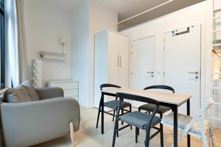 Op zoek naar een comfortabele studio op een absolute toplocatie?<br />Deze studio met kitchenette, hoogslaper en privatieve badkamer is nu te koop in Residentie Maravil, een exclusieve studentenresidentie in het bruisende hart van Leuven.<br /><br />Troeven van de residentie:<br />✔️ Topligging – Gelegen in de Diestsestraat, de mooiste winkelstraat van Leuven, omringd door boetieks, hippe eetadresjes en gezellige koffiebars. Op slechts 550 meter van de KUL en in een autovrije straat met vlotte toegang tot het openbaar vervoer.<br />✔️ Uniek karakter – Historisch erfgoed dat werd omgevormd tot een moderne, hoogwaardige studentenresidentie.<br />✔️ Gemeenschappelijke faciliteiten – Een volledig uitgeruste gemeenschappelijke keuken en een prachtige daktuin waar bewoners kunnen ontspannen of samenkomen.<br /><br />Deze studio biedt een volwaardige en praktische woonoplossing binnen een professioneel beheerde en uiterst verzorgde residentie.<br /><br />Interesse? Neem vandaag nog contact met ons op voor meer informatie of een bezoek!