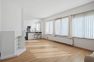 <p>We treffen dit fijne één slaapkamer-appartement op de gelijkvloerse verdieping van een verzorgd kleinschalig gebouw, op een boogscheut van Park Fort V. Er zijn zeer beperkte gemeenschappelijke kosten en technisch staat het appartement volledig op punt: correct EPC, privatieve zonnepanelen, condensatieketel, conforme elektrische keuring en clean asbestattest. Bij het appartement horen ook twee ruime privatieve kelderbergingen. De indeling is als volgt: Op de inkomhal treffen we een bergkast met aansluitingen voor was- en droogautomaat, zodat deze netjes uit het zicht blijven. Dankzij de grote raampartijen geniet de woonkamer van voldoende natuurlijk daglicht. De volledig geïnstalleerde open keuken met groot eiland sluit mooi aan op de gezellige leefruimte. De slaapkamer met aansluitende badkamer vinden we achteraan terug. Van hieruit hebben we ook toegang tot de gedeelde buitenruimte (voor beide gelijkvloerse appartementen). Plan en documentatie te vinden op www.reds.be. Voor meer informatie of een bezichtiging, neem gerust contact op met Daniël via mail (daniel@reds.be) of telefoon (0475.25.30.64). Dat mag trouwens ook ’s avonds of in het weekend !</p>