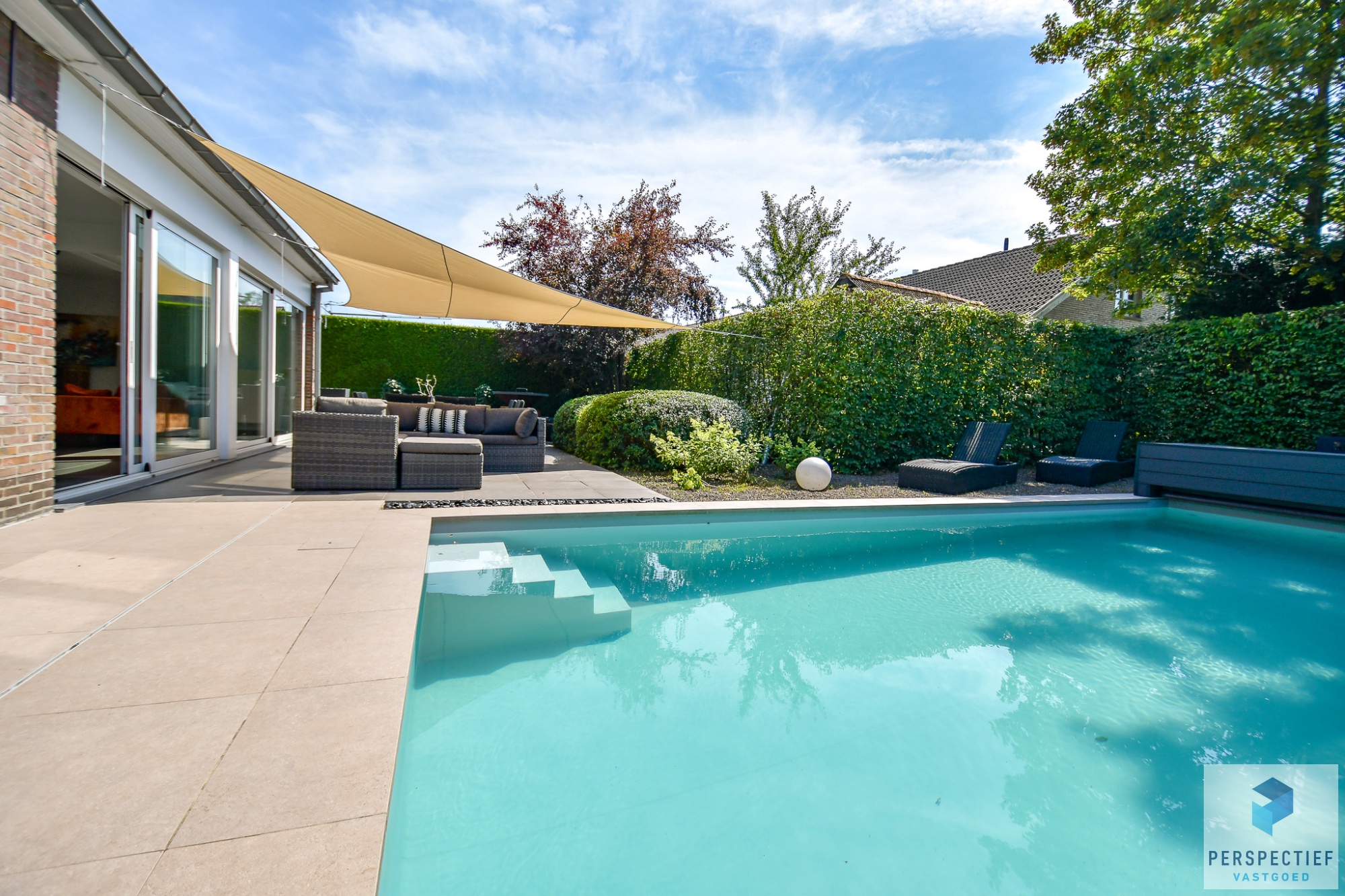 Ruime (254m²) instapklare gezinswoning met 4 slaapkamers, zwembad en poolhouse - foto 1