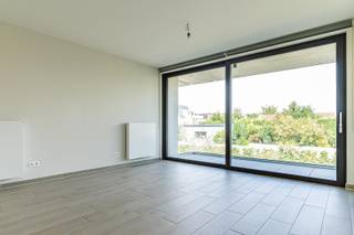 Het appartement (assistentiewoning) is gelegen op het eerste verdiep. Indeling: Inkomhal, zeer lichte woonkamer met open keuken en terras,...
