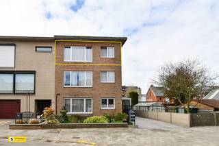 <p><span>GEZELLIG APPARTEMENT IN BORSBEEK MET VEEL POTENTIEEL</span></p><p><span> </span></p><p><span>Dit charmante appartement van 100 m² is gelegen in het hartje van Borsbeek. De woning biedt een perfecte combinatie van comfort en ruimte voor gezinnen of professionals die op zoek zijn naar een prettige leefomgeving.</span></p><p><span> </span></p><p><span>INDELING EN RUIMTE</span></p><p><span> </span></p><p><span>Het appartement beschikt over drie slaapkamers, ideaal voor een gezin of voor wie flexibele werkruimte nodig heeft. De slaapkamers zijn voorzien van laminaat vloeren en bieden bovendien aangename mogelijkheden voor persoonlijke inrichting. Een praktische badkamer completeren de sanitaire voorzieningen van deze woning.</span></p><p><span> </span></p><p><span>WOONKAMER EN EETRUIMTE</span></p><p><span> </span></p><p><span>De ruime woonkamer en eetruimte vormen het hart van het appartement. Met grote ramen die veel natuurlicht binnenlaten en houten vloeren die warmte uitstralen, schept deze ruimte een gezellige sfeer. De open verbinding tussen woon- en eetgedeelte maakt het ideaal voor gezinsmoment of ontvanging van gasten.</span></p><p><span> </span></p><p><span>KEUKEN</span></p><p><span> </span></p><p><span>De uitgeruste keuken is voorzien van houten kasten en een functioneel werkblad. Met een gasfornuis, afzuigkap en alle nodige aansluitingen is deze keuken klaar voor dagelijks gebruik. De keuken bevindt zich naast de woonkamer, wat een natuurlijke doorstroom schept.</span></p><p><span> </span></p><p><span>BIJZONDERHEDEN</span></p><p><span> </span></p><p><span>Het appartement beschikt over een eigen balkon of terras met uitzicht op de omgeving, perfect voor ontspanning in de openlucht. De woning is voorzien van radiatoren voor centrale verwarming, wat zorgt voor comfort gedurende alle seizoenen. Een praktische berging biedt extra opslagruimte.</span></p><p><span> </span></p><p><span>LIGGING</span></p><p><span> </span></p><p><span>Borsbeek is een welgestelde gemeente met een familiaire karakter. Dit appartement is gunstig gelegen nabij winkels, scholen en voorzieningen. De bereikbaarheid van andere stadsdelen is goed dankzij de nabijheid van belangrijke verkeersaders.</span></p><p><span> </span></p><p><span>Deze woning is een solide investering voor wie op zoek is naar een ruim en comfortabel onderkomen in een aantrekkelijke buurt. Met drie slaapkamers en een goed ingedeelde ruimte biedt dit appartement veel mogelijkheden voor diverse levensstijlen.</span></p>
