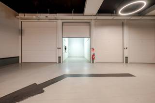 Gelegen in het exclusieve hart van het Zoute, onder het prestigieuze Albertplein, bevindt zich deze ruime en afgesloten garagebox. Dankzij de...