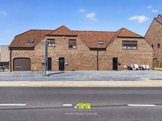 <span><strong>VERHUURD APPARTEMENT MET 2 SLAAPKAMERS TE OPOETEREN<br /><br />TROEVEN:</strong><br />- 2 slaapkamers.<br />- Gunstig energielabel (B).<br />- Parkeerplaatsen buiten.<br />- Ook ideaal als opbrengsteigendom.<strong><br /><br /></strong><strong>GELIJKVLOERS 00:<br /></strong>- Inkomhal: trappenhal naar het appartement, tegelvloer.<strong><br /><br /></strong><strong>VERDIEPING +01 (81,68 m²)<br /></strong>- Hal (2,50 m x 1,97 m + 1,00 m x 1,00 m = 5,92 m²)<br />- Woonkamer (4,00 m x 5,12 m + 4,17 m x 2,91 m = 32,61 m²): tegelvloer.</span><br /><span>- Keuken (4,17 m x 4,00 m =16,68 m²): volledig geïnstalleerde keuken met onder- en bovenkasten, lades, keramische kookplaat, dampkap, oven, tegelvloer.</span><span><br />- Badkamer (1,92 m x 1,90 m = 3,64 m²): ingericht met badkamermeubel met enkele lavabo, aparte douche, aansluiting wasmachine, tegelvloer.<br />- Toilet (1,35 m x 0,98 m= 1,32 m²): zittoilet, tegelvloer.<br />- Slaapkamer 1 (4,84 m x 2,50 m = 12,10 m²): tegelvloer.<br />- Slaapkamer 2 (2,97 m x 3,17 m = 9,41 m²): tegelvloer.</span><br /><br /><span><strong>EXTERIEUR</strong></span><br /><span>Parkeerplaatsen</span>