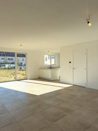 ENERGIEZUINIGE NIEUWBOUWWONINGDe lichtrijke, instapklare nieuwbouwwoning biedt alle comfort voor een zorgeloos woongenot en ligt in de directe...