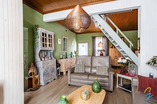 <p>Te koop te Zele!<br />Deze gezellige woning is uitstekend gelegen in het centrum van Zele, op wandelafstand van winkels, openbaar vervoer en het station.<br />Op het gelijkvloers betreedt u de woning via de inkomhal, die leidt naar een aangename en lichtrijke leefruimte. Aansluitend bevindt zich een geïnstalleerde keuken. Verder is er een badkamer met douche en een apart toilet aanwezig. Buiten geniet u van een gezellige koer/terras, ideaal om te ontspannen.<br />De eerste verdieping beschikt over twee volwaardige slaapkamers.<br />Parkeren is mogelijk in de straat.<br />Dankzij de centrale ligging en praktische indeling is deze woning perfect geschikt voor eigen bewoning, maar ook een uitstekende opportuniteit als investering met het oog op verhuur.<br />Interesse? Contacteer collega Wolf via wolf@cornelis-goeman.be of 0498 54 06 90</p>