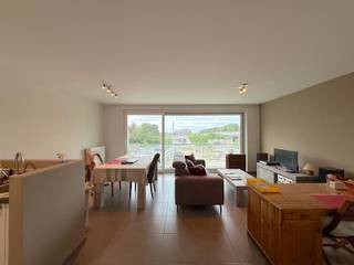 In Residentie 'Julie' vind je dit mooie en recente appartement op een tweetal minuten van de oprit van de E40, de winkels en het openbaar...