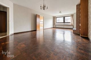 <p><span>Dit centraal gelegen appartement bevindt zich op de tweede verdieping, is bereikbaar met de lift en biedt 113 m² bewoonbare oppervlakte. Via de inkomhal bereikt u de ruime leefruimte met parketvloer en de ingerichte keuken met toestellen. Verder beschikt het appartement over een berging, een afzonderlijk toilet en een badkamer met inloopdouche, lavabo, tweede toilet en aansluiting voor een wasmachine. De twee ruime slaapkamers hebben eveneens een parketvloer. Het terras biedt een aangename plek om buiten te zitten. Met EPC-label B, centrale verwarming op aardgas en een inbegrepen garagebox is dit appartement zowel interessant voor eigen bewoning als geschikt als investering. Interesse? Neem contact op voor een bezoek.</span></p><p><span> </span></p>