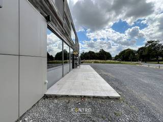 Benaderende OPPERVLAKTEN:Gelijkvloers: 230 m2Ruime parkeergelegenheid: 25-tal wagens (toegankelijk via 2 straten).INDELING:Open polyvalente ruimte -...
