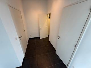 Knappe penthouse, gelegen in de buurt van de Dansaertwijk en de Erasmushogeschool, bestaande uit: inkomhall met berging en aparte wc, mooie open leefruimte (vloerverwarming) met volledig ingerichte keuken en toegang tot een terras met uniek zicht op Brussel, 1 slaapkamer met bijhorende douchekamer. Het appartement beschikt over een overdekte autostaanplaats en een indivduele kelder. Lasten: 175 EUR/mnd (omvattende onderhoud en elektriciteit gemene delen en lift). EPC: C.