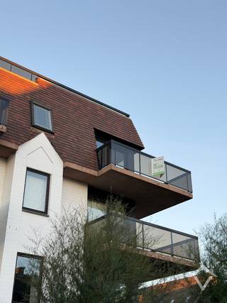 Dit verzorgd hoekappartement dat 2 slaapkamers telt, en verder bestaat uit inkom, vestiaire, gastentoilet, living, halfopen ingerichte keuken, 2 slaapkamers en badkamer heeft bovendien een zuidwestgericht terras. Dit zonneterras biedt een lateraal zeezicht en ook zicht op hinterland, duinen die vlakbij liggen. De zeedijk en het strand liggen op 250 m stappen (kindvriendelijk traject, geen baan over te steken). Ook voor het nemen van de kusttram (die een vlotte verbinding geeft richting De Panne, maar ook richting Oostende tot Knokke), ligt een halte vlakbij. Verwarming elektrisch die gemakkelijk in gebruik is (gezien de oppervlakte van 80 m² bedraagt, is verbruik heel schappelijk + EPC C). Er is geen aansluiting voor de wasmachine aanwezig. Bij voorkeur vaste domicilie, al kan hiervan afgeweken worden, mits betalen van een 2de verblijfstaks. Onmiddellijk beschikbaar. Huurprijs € 795 + € 90 gemeenschappelijke kosten (forfait).