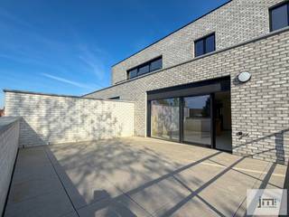 Dit nieuwbouwproject is gelegen in de Vloeiherkstraat, aan de rand van het centrum van Wellen, en is volledig afgewerkt met hoogwaardige materialen.<br /><br /><strong><u>Indeling:</u></strong><br />Hal, ruime woonkamer met open keuken en aansluiting naar zowel het balkon aan de straatzijde als het dakterras, nachthal met toilet, wasplaats, 3 slaapkamers en een badkamer met een douche en dubbele lavabo met meubel.<br /><br />Ook de buitenaanleg is inbegrepen: Het terras werd aangelegd, het perceel is omheind en het gras werd ingezaaid.<br />De appartementen zijn voorzien van een warmtepomp, uitstekende isolatie en zonnepanelen. <br />Aan het zuid-gerichte schuifraam is een elektrisch bedienbare screen voorzien.<br /><br />Bij ieder appartement hoort een carport en een buitenberging. <br />Meer detailinfo en plannen beschikbaar op kantoor.