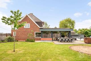 Te koop: karaktervolle woning met loods van 240 m² in OrroirIn Orroir, aan de voet van de Kluisberg, bevindt zich deze robuuste halfopen woning met royale volumes, een grote loods en ruime parkeermogelijkheden.De eigendom combineert comfortabel wonen met tal van mogelijkheden voor opslag, hobby of professionele activiteiten.Wat maakt dit pand uniek?Via de inkomhal komt u in de lichtrijke open leefruimte, die aansluit op de volledig uitgeruste keuken met eetplaats. Verder beschikt het gelijkvloers over een bureau, een praktische wasruimte/berging, een apart toilet en een bijkomende ruimte die ingericht kan worden als douchekamer. Daarnaast is er een grote droge kelder en een rechtstreekse toegang tot de loods. Op de verdieping bevinden zich drie ruime slaapkamers en een uitgeruste badkamer. De zolderverdieping biedt bovendien nog extra potentieel en kan verder ingericht worden als bijkomende kamer(s).Buiten geniet u van een mooi aangelegde en volledig omheinde tuin met twee terrassen. De eigendom beschikt daarnaast over parkeergelegenheid voor meerdere voertuigen en een grote loods van ca. 240 m² met sectionale poort.Technisch is de woning uitgerust met 24 zonnepanelen, dubbele beglazing in PVC, rolluiken, twee regenwaterputten van telkens 5.000 liter en een hydrofoorgroep.Voor wie is dit ideaal?Ideaal voor gezinnen, zelfstandigen of ruimtezoekers die wonen willen combineren met opslag, atelier of professionele activiteit, in een groene omgeving nabij de Kluisberg.Te koop via Immo Beguin, jouw vastgoedexpert sinds 2009, met kantoren in Ronse, Waregem, Kortrijk, Deinze, Doornik en Lessines.Meer info of bezoek via loicvdv@immobeguin.be