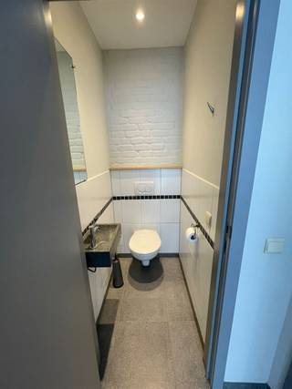<p><span>Bent u op zoek naar een ruime, instapklare woning in het hart van de stad? Dan zal deze prachtige woning u ongetwijfeld bekoren! Bij het betreden komt u terecht in een verzorgde inkomhal met gastentoilet. Verder vindt u een gezellige leefruimte die aansluit op de hal en de volledig ingerichte keuken met ruime eetplaats, perfect voor gezellige momenten met familie of vrienden. Op de eerste verdieping bevindt zich een uitzonderlijk ruime slaapkamer, gecombineerd met de nachthal en een luxueuze badkamer uitgerust met een ligbad, douche, dubbele lavabo en een tweede toilet. De tweede verdieping biedt nog twee slaapkamers, een afzonderlijke wasruimte en een nachthal, waardoor deze woning ideaal is voor gezinnen, thuiswerkers of wie graag wat extra ruimte heeft. Vroeger was er beneden een praktijkruimte, dus ook voor mensen met een zelfstandige activiteit of vrij beroep is deze woning zeker ideaal. Daarnaast beschikt de woning over een handige zolder en een propere kelder, en werd er extra opbergruimte voorzien in iedere hal op iedere verdieping, waardoor er aan bergruimte absoluut geen gebrek is. Ook buiten is het heerlijk vertoeven. U geniet van een gezellig terras met tuintje én daarachter een overdekt terras, zodat u in elk seizoen optimaal van het buitenleven kunt genieten. Een unieke kans voor wie zorgeloos wil wonen in het centrum van de stad! Contacteer ons vandaag nog voor meer informatie of een bezoek ter plaatse op volgend nummer 0471/66.21.97.</span></p>