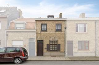 Woning met 3 slaapkamers en zuidgerichte tuin te koop in Veurne. Het huis is gelegen in de Ollevierslaan, op wandelafstand van de markt,...