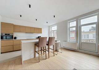 Vorst (Hoogte 100) - Twee-kamer appartement (2de verdieping)<br /><br />Vorst - Gelegen in een rustige straat vlakbij het Dudenpark, dicht bij alle voorzieningen (winkels, scholen, etc) en de tramhalte Coghen. Een gerenoveerd licht appartement van 80m² met twee slaapkamers (2de verdieping).<br /><br />Indeling:<br />Inkomhal, apart toilet, 1 badkamer, grote ruime open keuken volledig geïnstalleerd (oven, afwasmachine, inductiekookplaat en dampkap), berging met naast de keuken met frigo, diepvries, was-en droogmachine, een grote leefruimte, en twee slaapkamer (15m² en 12m²).<br /><br />Huurprijs:<br />1350€/maand <br />+ 75 € gemeenschappelijke kosten (onderhoud ventilatiesysteem, gemeenschappelijke elektriciteit, onderhoud gemeenschappelijke ruimtes)<br /><br />Nuttige informatie:<br />- kelder<br />- fietslokaal<br />- Beschikbaar vanaf 1/11/2026<br /><br />Interesse? Contacteer mij via email: kira.demaere@gmail.com of via sms op 0475214406<br />Bezoeken op dinsdag of donderdag tussen 10u en 12u en zaterdag voormiddag.<br /><br />Geen immokantoor aub.