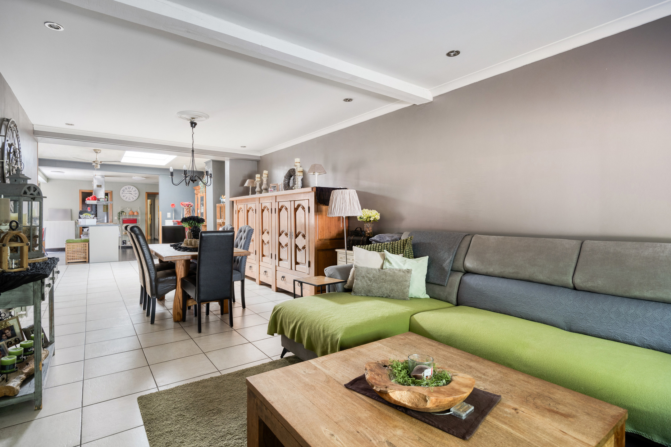 Vernieuwde woning met ruime garage en charmante tuin. - foto 3