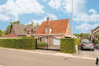 Op een unieke en groene ligging in Hamme bevindt zich deze open bebouwing waar ruimte, licht en comfort centraal staan. De woning werd afgewerkt...