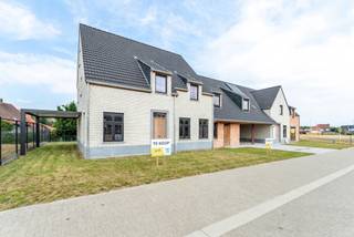 Deze woningen bouwen we op een nieuwe verkaveling tussen de Tapuitstraat, Knokbosstraat, Sint-Elooistraat en Paterstraat in Deerlijk. Je woont er in een rustige straat met een uitstekende verbinding via de E17. Het kerkplein van Deerlijk vind je op ongeveer 2 km.
Deze landelijke woningen beschikken over: een inkomhal met toilet, een ruime woon- en eetkamer met veel lichtinval, een -naar eigen keuze ingerichte- open keuken, een berging, een bureauhoek, een carport, 3 tot 5 slaapkamers en een badkamer. Het gebruik van een warmtepomp, in combinatie met vloerverwarming en zonnepanelen zorgt ervoor dat jouw toekomstige energiefactuur onder controle blijft (E10).
Contacteer ons en ontdek alle mogelijkheden. Een kijkje nemen? Je vindt de verkaveling nabij Tapuitstraat 117.
