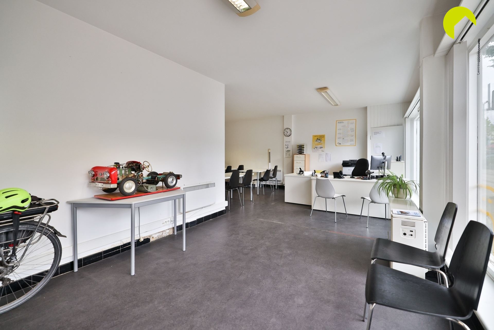 Centraal gelegen handelspand met woonst ! - foto 5
