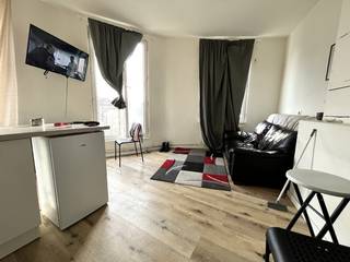 Dit appartement is gelegen op de eerste verdieping van een kleinschalig gebouw zonder lift. Indeling: een woon- en eetkamer met open keuken uitgerust met een elektrische kookplaat, een dampkap en opbergkasten. Verder is er een slaapkamer (7m²) en een badkamer die voorzien is van een douche, een toilet en een wandmeubel. Geen algemene kosten. Op een boogscheut van Park Spoor Noord, het Eilandje, Sint-Jansplein, het openbaar vervoer, ...