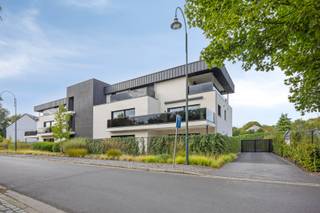 Deze ruime bovengrondse autostaanplaats van 2,5 x 8,14 m bevindt zich in een prachtige residentie in het hart van Balen. Het volledig...