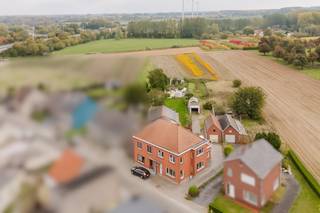 SituationLa maison est située au calme dans la Kalverhaegestraat à Merelbeke, à proximité des commerces, des écoles et des principales voies d'accès...