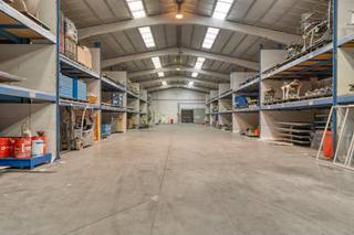 Divers entrepôts à louer dans la zone industrielle de Kuurne d'une superficie de 500 m² à 4 000 m². <br /><br />Spécifications : <br />- Sol en béton ciré<br />- Isolation du toit<br />- Portail sectionnel<br />- Electricité (triphasée)<br />- Quais de chargement<br />- Possibilité de louer des bureaux<br /><br />Vous recherchez un bien immobilier commercial composé d'un entrepôt à louer à Kuurne ? N'hésitez pas à nous contacter au 056 21 11 11.