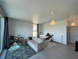 Dit appartement is gelegen in Residentie Groenveld . Dit eigentijdse woonproject is gelegen in het groene Ezaart ,een landelijke deelgemeente van Mol. De locatie is zeer rustig maar toch vlot bereikbaar.<br /><br />Het appartement heeft 1 slaapkamer, een apart toilet, badkamer met grote inloopdouche en lavabo in meubel, ruime berging en een living met open keuken.<br />Achteraan is er een groot afgesloten terras.<br />Bij het appartement hoort ook een kelderberging en een ondergrondse autostaanplaats.<br /><br />Beschikbaar 20 november