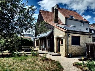<p>Cette maison semi-indépendante de 1952, idéalement orientée plein sud, a bénéficié d’une rénovation écologique exemplaire. Grâce à une isolation performante du toit, des murs et du sol et à un système de chauffage combinant panneaux solaires et chaudière à condensation, elle affiche une consommation énergétique remarquable de 71 kWh/m² par an (label A).</p>
<p>La surface habitable d’environ 154 m² offre un séjour lumineux avec cuisine ouverte et chauffage par le sol, ainsi que des radiateurs dans les salles de bains. Un système de ventilation équilibrée avec échangeur de chaleur assure un climat intérieur sain. Tous les matériaux ont été choisis pour leur faible impact environnemental : murs en silicate, sols en ardoise et bois local, peintures naturelles, triple vitrage à haut rendement (K/U 1,1). La maison dispose d’une citerne d’eau de pluie de 20 000 litres et d’une grande terrasse/jardin avec plantations locales.</p>
<p>Située au Zonnebloemweg 29 à De Panne, cette maison vous permet de rejoindre la plage, les dunes et les services en quelques minutes. C’est l’option idéale pour ceux qui recherchent une maison durable et confortable sur la côte belge.</p>