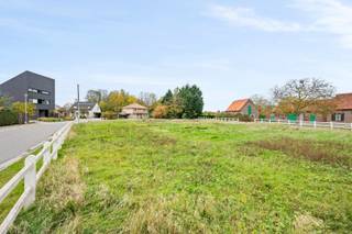 - Projectgrond voor mogelijks 4 alleenstaande woningen (nog te verkavelen)- Rustige ligging met vlotte verbinding: Duivigestraat 14 in de Kapelhoek,...