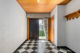 <strong>Te koop: rustig gelegen woning met garage en grote tuin in Sint-Denijs.</strong><br /><br /><br />Op zoek naar een woning waar rust, ruimte en een groene omgeving centraal staan? Dan is deze charmante en uitstekend onderhouden woning in Sint-Denijs (Zwevegem) zeker iets voor jou. De gelijkvloerse woning beschikt over drie slaapkamers, een ruime garage en een grote, zonnige tuin met een prachtig landelijk uitzicht. Dankzij het EPC-label D is er bovendien <strong>geen renovatieverplichting</strong>.<br /><br /><br /><u><strong>Indeling:</strong></u>
<p>Via de inkomhal met gastentoilet komt u terecht in de ruime en lichtrijke leefruimte met open haard. De keuken biedt rechtstreeks toegang tot een ruime, droge kelder, ideaal als extra bergruimte. Verder beschikt de woning over 3 slaapkamers en een badkamer met douche en lavabo.</p>

<p>Er is ook een grote garage met een elektrische poort. De zolder beschikt over een vaste trap en kan perfect dienst doen als opslagruimte.</p>

<p>Buiten is er de ruime, gunstig georiënteerde tuin. De tuin biedt een prachtig, vrij uitzicht over de omliggende velden en beschikt over een zij-uitweg. Daarnaast is er parkeergelegenheid aan beide zijden van de woning.</p>
<br /><u><strong>Troeven:</strong></u>

<ul><li>EPC D - geen renovatieverplichting</li><li>Ruime woning</li><li>Rustige en landelijke ligging</li><li>Ruime, zonnige tuin met open uitzicht over de velden</li><li>Parkeermogelijkheden aan beide zijden van de woning</li></ul>
<br /><strong>Interesse in deze charmante woning? Neem dan zeker contact op met Indra voor meer info of een bezoek - 056/61.10.10.</strong>