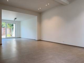 Deze ruime woning is gelegen in het centrum van Brugge, op wandel- en fietsafstand van winkels, scholen, openbaar vervoer en andere dagelijkse voorzieningen. In de straat is bovendien voldoende parkeergelegenheid.<br /><br />De woning werd volledig gerenoveerd en recent opgeleverd. Zowel de technieken als de inrichting werden vernieuwd, met aandacht voor een degelijke afwerking en het gebruik van kwalitatieve materialen. De woning is volledig instapklaar.<br /><br />Via de inkomhal, voorzien van een gastentoilet, komt u in de lichtrijke woonkamer met aansluitend de volledig uitgeruste keuken met keukeneiland en alle nodige, kwalitatieve toestellen. Naast de keuken bevindt zich een ruime berging met de technische installaties, en aansluiting voor de wasmachine. Vanuit de woonkamer is er toegang tot de aangelegde stadstuin, met achteraan een ruime buitenberging. Een praktische troef is de doorgang achteraan, waardoor fietsen eenvoudig in en uit de tuin kunnen worden gebracht.<br /><br />Op de eerste verdieping bevinden zich twee volwaardige kamers en een badkamer met inloopdouche. De tweede verdieping omvat een ruime zolderkamer en een tweede badkamer, eveneens voorzien van een inloopdouche.<br /><br />Ook technisch werd de woning volledig aangepakt. Zo zijn er onder meer een warmtepomp, ventilatiesysteem type D, nieuwe ramen en de nodige isolatie voorzien. De gelijkvloerse verdieping en de badkamer op de eerste verdieping zijn voorzien van vloerverwarming. Alle technieken werden vernieuwd en de woning werd afgewerkt met kwalitatieve materialen, met aandacht voor comfort en energiezuinigheid.<br /><br />Bent u op zoek naar een instapklare; gerenoveerde gezinswoning? Neem dan zeker contact met ons op om een vrijblijvend bezoek in te plannen! <br /><br />Beschikbaar: 15 oktober 2026<br /><br />