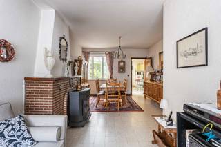 Op zoek naar een woning die u volledig naar eigen smaak kunt omvormen? Deze rustig gelegen rijwoning met prachtig landelijk uitzicht biedt tal van mogelijkheden voor wie niet terugschrikt voor een renovatieproject.<br /><br />De woning beschikt over een lichtrijke leefruimte en drie ruime slaapkamers. Hoewel een totaalrenovatie noodzakelijk is, werd reeds geïnvesteerd in PVC-ramen met dubbele beglazing.<br /><br />Een ideale opportuniteit voor wie op zoek is naar een woning met karakter, ruimte en vooral veel potentieel om er een eigentijdse thuis van te maken.<br /><br />Interesse bel Els 0472/61.58.67 of mail naar els@cornelis-goeman.be
