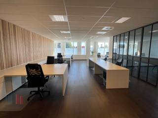 Instapklare kantoorruimte van 319 m² met 3 privatieve parkeerplaatsen te koop op toplocatie in het Westwing Park in Roeselare. Deze recent...