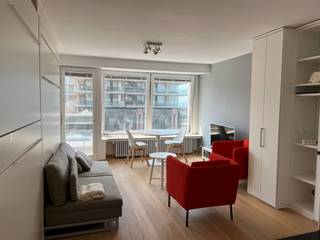 Beau studio avec vue latérale sur la mer, situé au centre de la place Vanbunnen!<br /><br />Disposition : lit superposé escamotable et lit double. Cuisine avec four, micro-ondes et plaque à induction (SMEG). Salle de bains avec douche et toilettes.<br /><br />Cave privée et local à vélos dans le bâtiment.