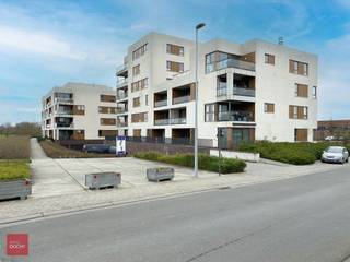 Instapklaar appartement met inkomhall, living, ingerichte open keuken, terras met zicht op Leie, 2 slaapkamers, badkamer, ondergrondse kelderberging en autostandplaats. Provisie syndiek 50 euro per maand. (Kan gehuurd worden met vennootschap). Vrij vanaf 1 september 2026