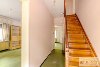 Te renoveren woning met magazijn op een toplocatie in Bouwel!<br /><br />Bent u op zoek naar een woning met magazijn op een uitstekende locatie in Bouwel? Deze woning is gelegen op een perceel van 1.121 m² en combineert ruimte met een zeer gunstige ligging.<br /><br />Binnenin word je verwelkomd in de inkomhal die toegang verleend tot de tweedelige leefruimte die in directe verbinding staat met de keuken. Vervolgens krijgt u vanuit de keuken toegang tot de kelder en nog een naastgelegen praktische berging. Verder bevinden zich op het gelijkvloers een toilet &amp; garage. Achteraan ontdek je nog een grote polyvalente ruimte, die rechtstreeks toegankelijk is vanuit de tuin en die ideaal als werkplaats, hobbyruimte of atelier in te richten is.<br /><br />Op de eerste verdieping bevinden zich een 3 slaapkamers met ingebouwde kasten.<br /><br />De tweede verdieping is bereikbaar via de vaste trap en biedt mogelijkheden tot het inrichten van een extra slaapkamer.<br /><br />De woning is omgeven door mooie prachtige tuin en achteraan ideaal om helemaal tot rust te komen.<br /><br />De EPC-waarde bedraagt 743 kWh/m² jaar (Renovatieplicht)!<br /><br />Troeven:<br />+ Toplocatie<br />+ Perceel van 1.121 m²<br />+ Ruime en aangename tuin<br />+ 3 slaapkamers met mogelijkheid tot 4de slaapkamer<br />+ Magazijn / werkplaats aanwezig<br />+ Zolderverdieping met veel potentieel<br /><br />Interesse in deze woning in Bouwel?<br />Wees er snel bij en contacteer ons via:<br />info@debaco.be of bel ons op 014/73.77.77 voor een bezoek ter plaatse!