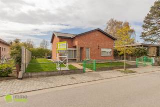 <p>Op de Groeneweg te Grembergen bevindt zich deze charmante bungalow, gelegen in een uiterst rustige en groene omgeving, en toch op een boogscheut van alle voorzieningen.</p><p>Deze woning werd in 2019 gerenoveerd en combineert vandaag comfortabel wonen met uitbreidingsmogelijkheden.</p><p>Bij het betreden van de woning wordt u verwelkomd in de inkomhal met ruimte voor vestiaire. Van hieruit komt u in de ruime en lichtrijke leef- en eetruimte, waar grote raampartijen zorgen voor aangenaam lichtinval. De gezellige open haard vormt het warme hart van deze leefruimte, ideaal voor knusse avonden. Aansluitend bevindt zich de geïnstalleerde keuken.<br />De bungalow beschikt over twee volwaardige slaapkamers en een ruime, comfortabele badkamer. Daarnaast is er nog een tweede, originele badkamer aanwezig, die perfect kan worden omgevormd tot extra bergruimte of dressing, afhankelijk van uw wensen.</p><p>Via een praktische bergruimte, voorzien van aansluitingen voor wasmachine en droogkast, bereikt u de zolderverdieping. Deze zolder, met een oppervlakte van maar liefst ca. 100 m², biedt tal van mogelijkheden en kan verder ingericht worden naar eigen smaak en noden.</p><p>De woning beschikt bovendien over een ruime garage van ca. 30 m² en een oprit met plaats voor twee wagens.</p><p>Ook op technisch vlak is deze woning interessant: EPC-label D, zonder renovatieverplichting, wat zorgt voor extra gemoedsrust.</p><p>Contacteer ons via info@immotwins.be of bel naar 052/55.55.55 voor meer informatie of een bezoek.</p>