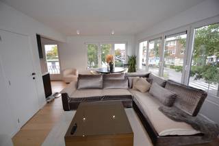 Instapklaar, volledig gerenoveerd appartement met 2 slaapkamers, gelegen op de 1ste verdieping van een kleinschalig gebouw op een centrale locatie te Deurne, bestaande uit: inkomhal met apart toilet met handenwasser; leefruimte op massieve parketvloer en veel lichtinval; ingerichte en open keuken voorzien van keramische kookplaat, combi-oven, dampkap, vaatwasser en koelkast; handige berging met aansluiting voor wasmachine; design badkamer met ligbad met douchecombinatie en dubbel lavabomeubel; 2 volwaardige slaapkamers op parket en klein terras. Voorts beschikt het appartement nog over een zeer ruime kelderberging. Dit appartement werd volledig gerenoveerd met oog voor detail. Centrale verwarming op aardgas, ramen in PVC schrijnwerk met dubbele beglazing en elektrische installatie is conform! Lage maandelijkse kosten. EPC: 197 kWh/m². Heden verhuurd.