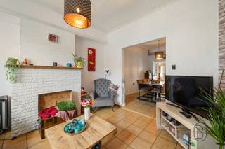 TOFFE en RUSTIG gelegen woning aan de groene rand van Ronse, met zij-ingang die toegang geeft tot het terras en tuin.Op het gelijkvloers bevindt zich...