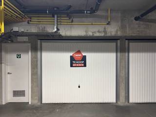 Gesloten, ruime garagebox te koop op een centrale locatie (op 2 min. wandelen van het strand); * Gelegen op verdieping -1 van residentie Villa...