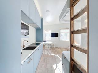 Prachtige stijlvolle en energiezuinige gerenoveerde studio, gesitueerd in een residentie met authentieke charme.<br />De buitengevel en de traphal met lift werden recent volledig vernieuwd, inclusief een indrukwekkende brede eiken trap die direct naar de studio leidt.<br />Deze studio biedt maximaal comfort, met zowel verwarming als airconditioning, en is uitgerust met een geavanceerd domoticasysteem van Loxone.<br />Met aanwezigheidssensoren en automatische bediening kunnen verlichting, verwarming, koeling, muziek, ventilatie en meer eenvoudig worden beheerd, zowel via je smartphone op locatie als op afstand.<br />De praktische indeling van de studio omvat een geïntegreerde was- en droogcombinatie, digitale tv, en een compleet ingerichte keuken en badkamer.<br />De slaapgelegenheid is geschikt voor vier personen, dankzij een comfortabele slaapbank in de open leefruimte en een tweepersoonsbed op de hoogslaper.<br />Gelegen op een ideale plek tussen het station van Duinbergen en de Zeedijk, bevindt de studio zich tegenover de tramhalte van Duinbergen, precies tussen Heist en Knokke.<br />De rustige ligging aan de zonnige achterkant van het gebouw zorgt voor extra wooncomfort. Voor de residentie is er een fietsenstalling en er is voldoende parkeergelegenheid in een groene omgeving in de buurt.<br />Door de lage vaste kosten, dankzij het beperkte aandeel in de gemeenschappelijke lasten, is deze studio perfect geschikt als starterswoning of vakantieverblijf.<br />De studio is bovendien met veel oog voor detail afgewerkt en op maat ontworpen.<br />Belangrijk om te weten: er is geen expliciete bouwvergunning aanwezig, er wordt beroep gedaan op het onweerlegbaar vermoeden van vergunning voor constructies opgericht vóór 22 april 1962.