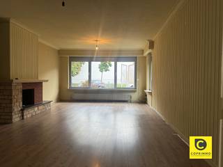 <p><span>Gezellig gelijkvloers appartement met privatieve tuin in kleinschalig gebouw</span></p><p><span> </span></p><p><span>Dit aangename appartement van 88 m² (cfr. EPC) bevindt zich in een rustige straat in Hoboken en biedt een perfecte mix van comfort, licht en ruimte. Dankzij de zuidwestelijk georiënteerde tuin kunt u hier de hele dag van de zon genieten.</span></p><p><span> </span></p><p><span>Indeling van dit lichtrijk appartement:</span></p><p><span> </span></p><p><span>Living en keuken</span><span><br />De lichte living/eetkamer bevindt zich aan de voorzijde van het appartement. Dankzij de grote raampartijen geniet u van veel natuurlijk licht. De gesloten keuken is volledig uitgerust en biedt alle comfort voor uw dagelijkse kookplezier.</span></p><p><span> </span></p><p><span>Slaapkamers en badkamer</span><span><br />Het appartement beschikt over 2 slaapkamers aan de achterzijde, waarvan één directe toegang heeft tot de zonnige tuin. De badkamer is uitgerust met een douche, lavabomeubel en een toilet.</span></p><p><span> </span></p><p><span>Tuin</span><span><br />De privatieve tuin, georiënteerd op het zuidwesten, is een oase van rust en zon. Perfect om te ontspannen of te genieten van gezellige buitenmomenten.</span></p><p><span> </span></p><p><span>Kelder</span><span><br />Er is een privatieve kelder aanwezig, ideaal voor extra bergruimte.</span></p><p><span> </span></p><p><span>Gebouw</span><span><br />Het appartement maakt deel uit van een kleinschalig gebouw zonder lift, wat bijdraagt aan een rustige en intieme woonomgeving.</span></p><p><span> </span></p><p><span>Extra voordelen</span></p><ul><li><span>Veel natuurlijk lichtinval </span></li><li><span>Dubbele beglazing en rolluiken aanwezig </span></li><li><span>2 slaapkamers </span></li><li><span>Privatieve, zonnige tuin </span></li><li><span>Mogelijkheid om een garagebox aan te kopen </span></li><li><span>Rustig, kleinschalig gebouw </span></li></ul><p><span> </span></p>