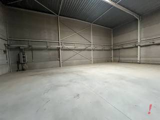 Goed uitgeruste loods onmiddellijk ter beschikking. De loods is 12 breed en 20 m diep. Vooraan is er een inkomhal , een bureelruimte, wasplaats...