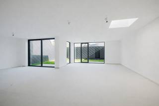 <span>OMGEVING</span><br /><span>De ligging aan de Muidepoort biedt een perfecte balans tussen stedelijk leven en serene groene omgevingen. De nabijheid van parken, wandelpaden langs de Leie en een scala aan winkels en eetgelegenheden maken dit de ideale plek om te wonen.</span><br /><span>De Muidepoort staat bekend om zijn gezellige en dynamische sfeer, waardoor het een aantrekkelijke woonomgeving is voor zowel jonge professionals als gezinnen. Hier geniet je van het beste wat Gent te bieden heeft, met gemakkelijke toegang tot het stadscentrum en uitstekende verbindingen met het openbaar vervoer.</span><br /><br /><span>INDELING</span><br /><span>De appartementen bieden een harmonieuze mix van ruimte en licht, met grote ramen die elke kamer vullen met natuurlijk daglicht. De open woonruimtes zijn perfect voor zowel ontspanning als entertainment, en de moderne keukens zijn uitgerust met de nieuwste apparatuur. Elk appartement beschikt over één tot drie slaapkamers, ideaal voor gezinnen, professionals als investeerders.</span><br /><br /><span>De bewoonbare oppervlakte van de appartementen variëren van 67m² tot en met 137m².</span><br /><br /><span>E-PEIL 30</span><br /><span>Gebouwd met duurzaamheid in gedachten zijn de appartementen energiezuinig en voorzien van een warmtepomp en zonnepanelen. Dit resulteert niet alleen in lagere energiekosten, maar draagt ook bij aan een groenere toekomst.<br /><br />Het project werd opgeleverd.<br /><br />Contacteer Krista voor meer info 0470 70 72 26.<br /></span>