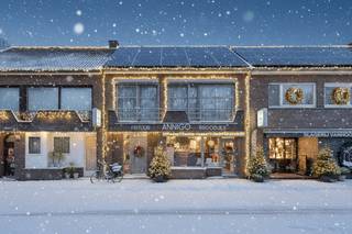 Deze handelsruimte met bovenliggend appartement is centraal gelegen op een boogscheut van het centrum van Geel. De handelsruimte is...