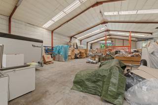 Structura.biz stelt u dit ruime magazijn met kantoren en woonst te koop voor.Het gebouw is uitgerust met 4 sectionaalpoorten, wat zorgt voor een...