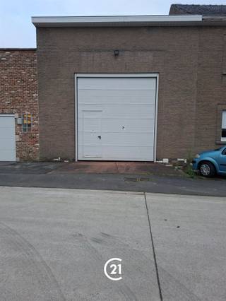 TE HUUR Ruim atelier / opslagruimte van 480m2 met inrijpoort van 4m breed en 3.5m hoog. Ideaal voor zelfstandige of verzamelaar. Te bezoeken