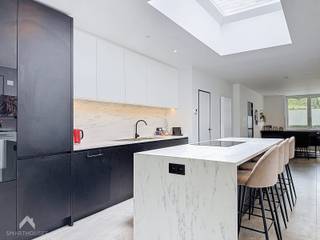 <p>Instapklare, volledig gerenoveerde woning (2022) op een uitstekende locatie nabij winkels, openbaar vervoer en belangrijke invalswegen bestaande uit inkomhal, gastentoilet, ruime en lichtrijke leefruimte met eet- en zithoek en volledig geïnstalleerde open keuken, droge kelder, was – en bergplaats, zij-ingang die functie doet als fietsberging en doorloopt naar de tuin met gezellige terras. <br /><br />Op de eerste verdieping bevinden zich twee slaapkamers, waarvan één voorzien is van ingebouwde kastenwand, mooi afgewerkte badkamer met een dubbele lavabo, een inloopdouche en een ligbad en toilet</p>
<p>Via een vaste trap bereiken we de zolderkamer, die ingericht is als derde slaapkamer en eveneens voorzien van inbouwkasten en bureau.</p>
<p>Extra troeven:</p>
<ul>
<li>Energiezuinig woning</li>
<li>Nieuwe condensatieketel (2026)</li>
<li>Conforme elektriciteit</li>
<li>Elektrische rolluiken</li>
<li>Droge kelder</li>
<li>Apart fietsberging/doorgang tuin</li>
<li>Topligging nabij winkels, openbaar vervoer en invalswegen</li>
<li>Instapklaar</li>
</ul>
<p>Deze woning is te koop ZONDER makelaar via het concept van Smart Houses! Wenst U verdere inlichtingen of bezoek? Contacteer rechtstreeks de eigenaar via <span>koekoekstraat111@gmail.com of</span> 0475/35.57.21</p>